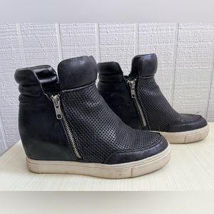 Wedge sneaker with zipper